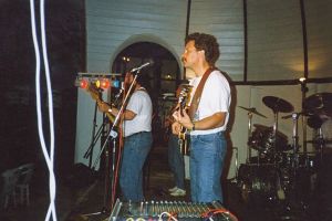 Auftritt der Rock & Oldies Bank No Name auf der Musikbhne im Volksgarten